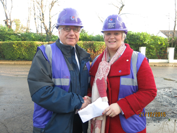 RWBro M Lee presents cheque to Mrs Heather Weir